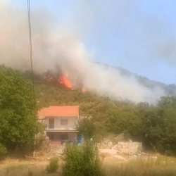 Novi požar kod Trebinja: Vatra se brzo širi i prijeti kućama, u akciju uključen helikopter